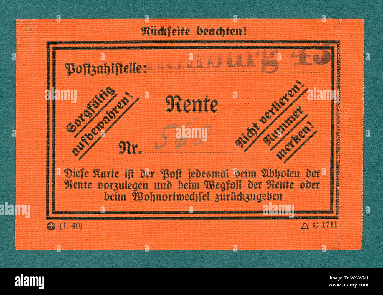 Europa, Deutschland, Hamburgo, Drittes Reich der Ausweiskarte Postzahlstelle für die Rente, Größe 9 cm x 6 cm , um 1940 . / Europa, Alemania, Hamburgo, Tercer Reich, tarjeta de identificación para la pensión, tamaño 9 cm x 6 cm , alrededor de 1940 Foto de stock