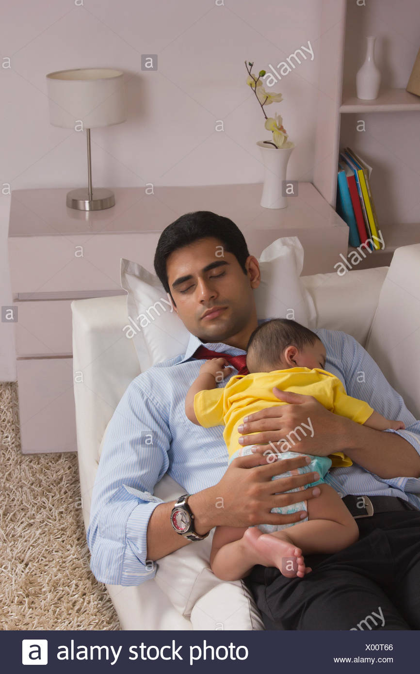 Padre Y Bebe Durmiendo En El Sofa Fotografia De Stock Alamy Padre Y Bebe Durmiendo En El Sofa Fotografia De Stock Alamy