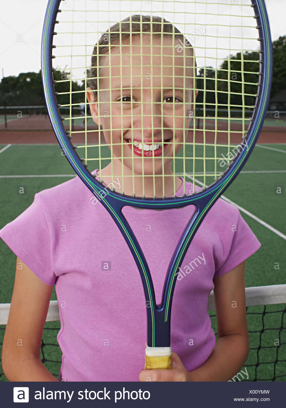 Chica sujetando una raqueta de tenis Foto de stock