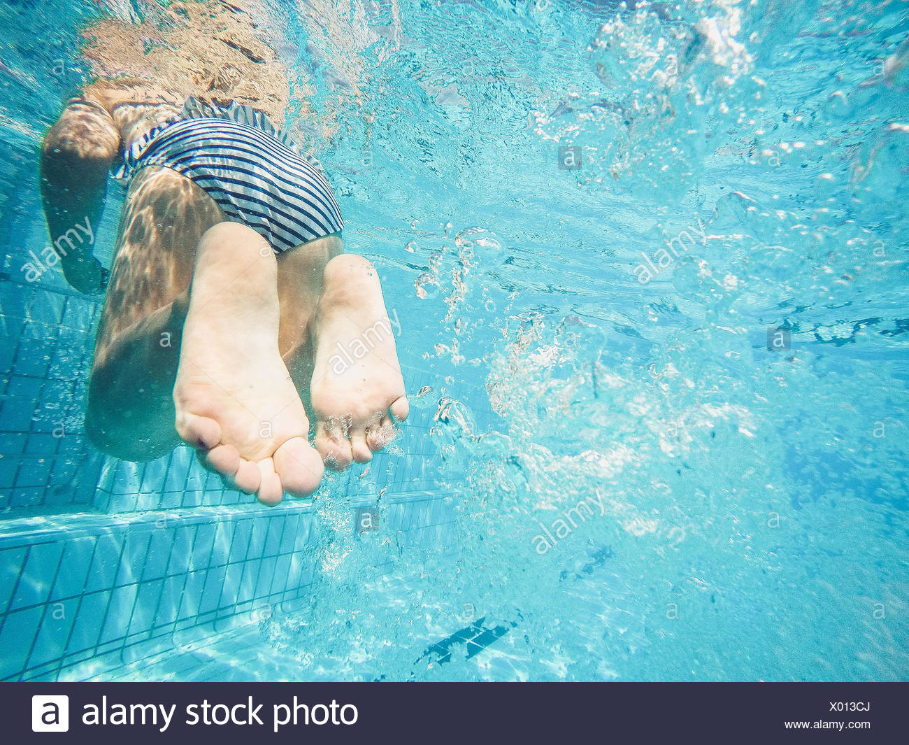 Vista submarina de una chica en la piscina Foto de stock
