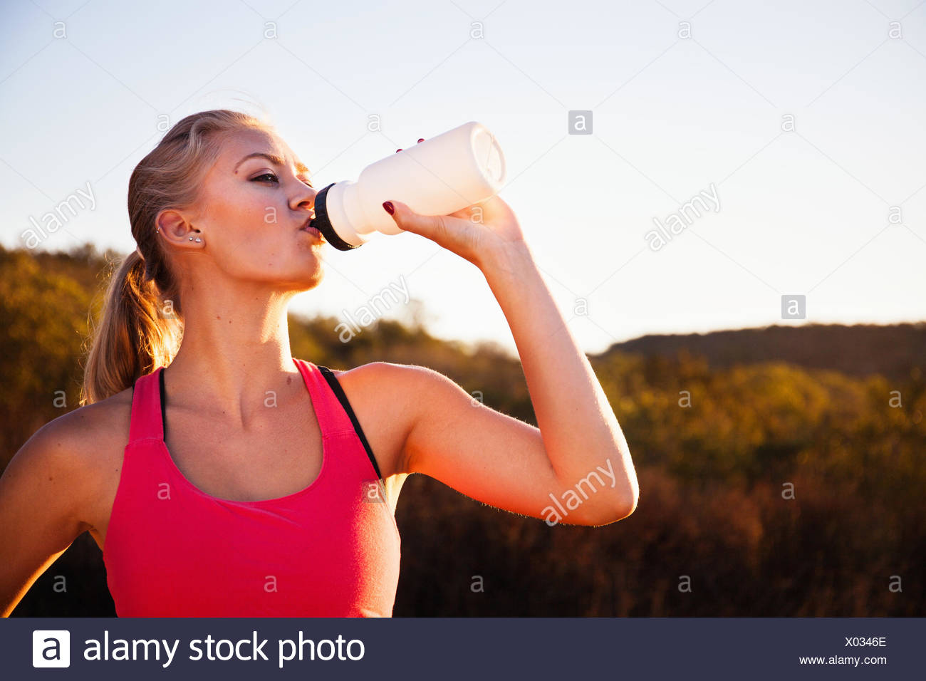 Emparejador femenino desde una botella de agua potable, Poway, CA, EE.UU. Foto de stock