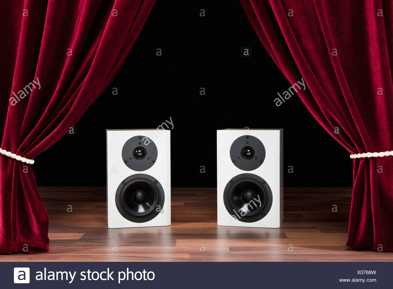 Dos altavoces de audio en un escenario de teatro Foto de stock
