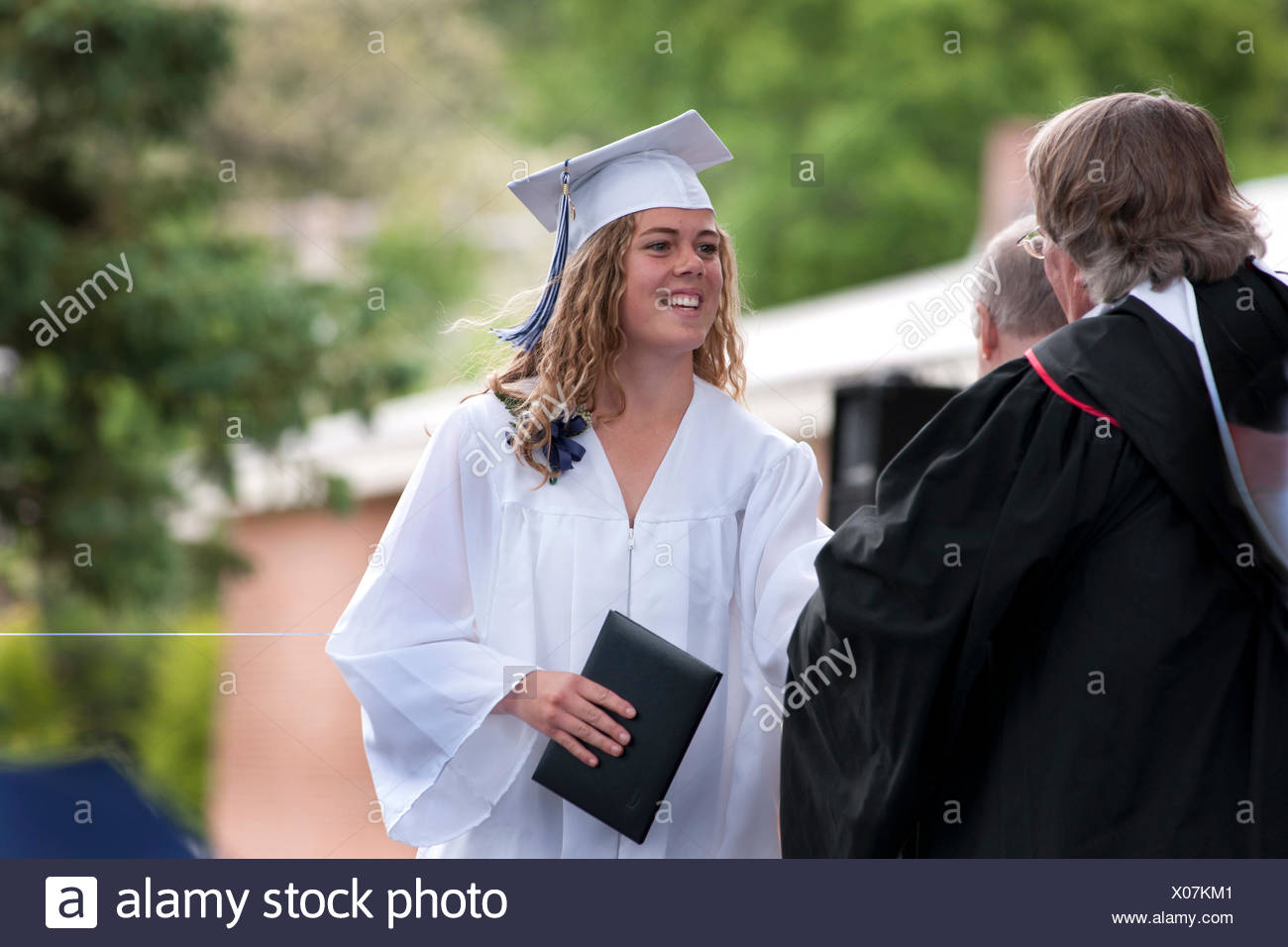 Un Joven Estudiante Vistiendo La Tradicional Toga Y Birrete Recibe Su Diploma En La Academia Fryeburg 2009 Ceremonia De Graduacion Fotografia De Stock Alamy