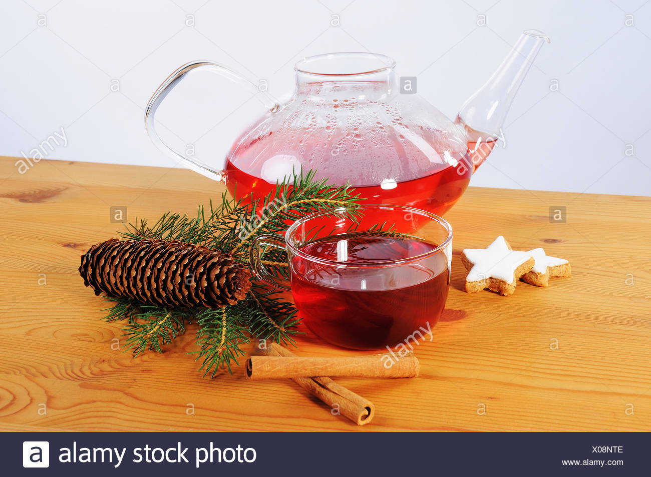 Tee Tasse, Teekanne und Dekoration auf Holztisch Adviento Foto de stock