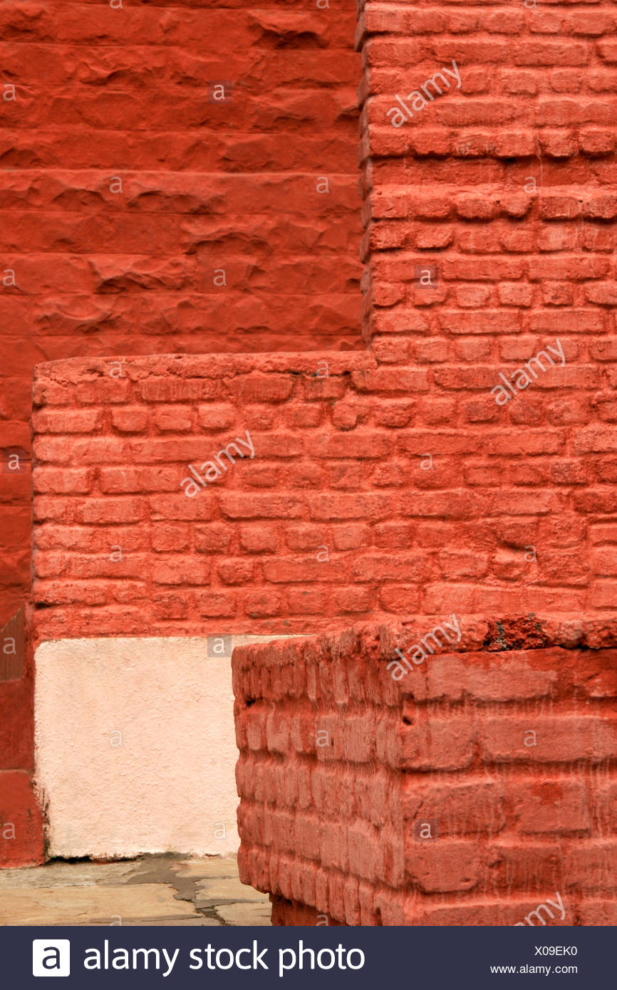 Resumen ; las paredes de ladrillo pintado de rojo y diversas formas cuadradas Foto de stock