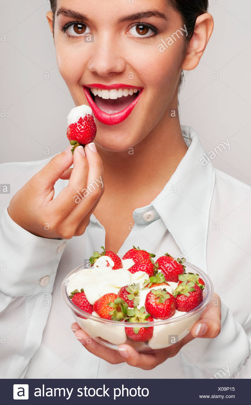 Resultado de imagen de chica comiendo fresas con nata