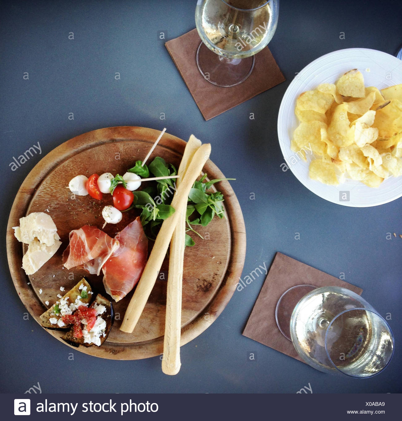 Vista aérea de jamón, queso, parmesana Finger Food y tomates cherry con queso mozzarella Foto de stock