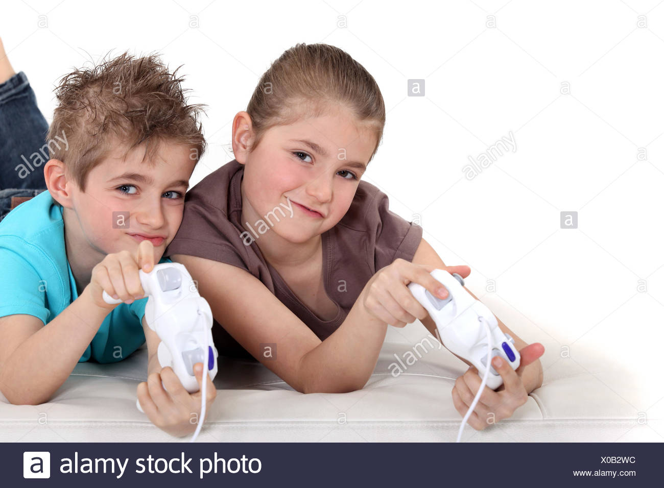 Hermano y hermana jugando juegos de video Foto de stock