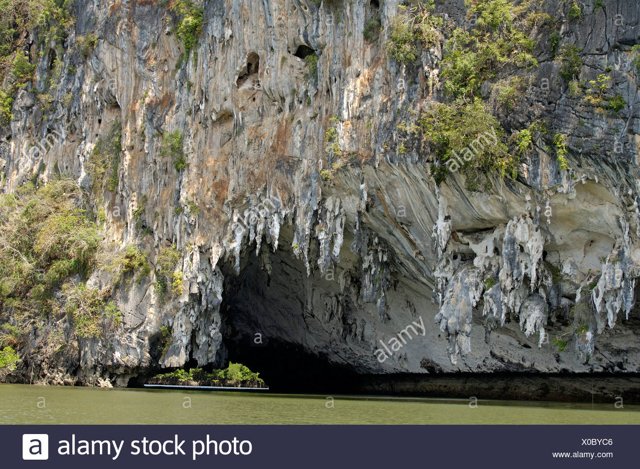 Acantilados de piedra caliza con agua esmeralda Nang Provincia de Krabi Tailandia ; ; El Sudeste asiático Foto de stock