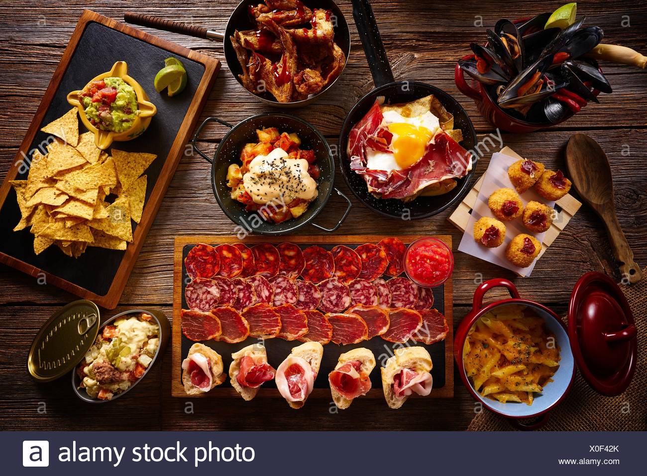 Tapas de España mezcla variada de recetas de comida mediterránea. Foto de stock
