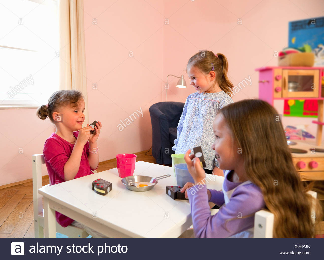 niñas jugando con cocinitas