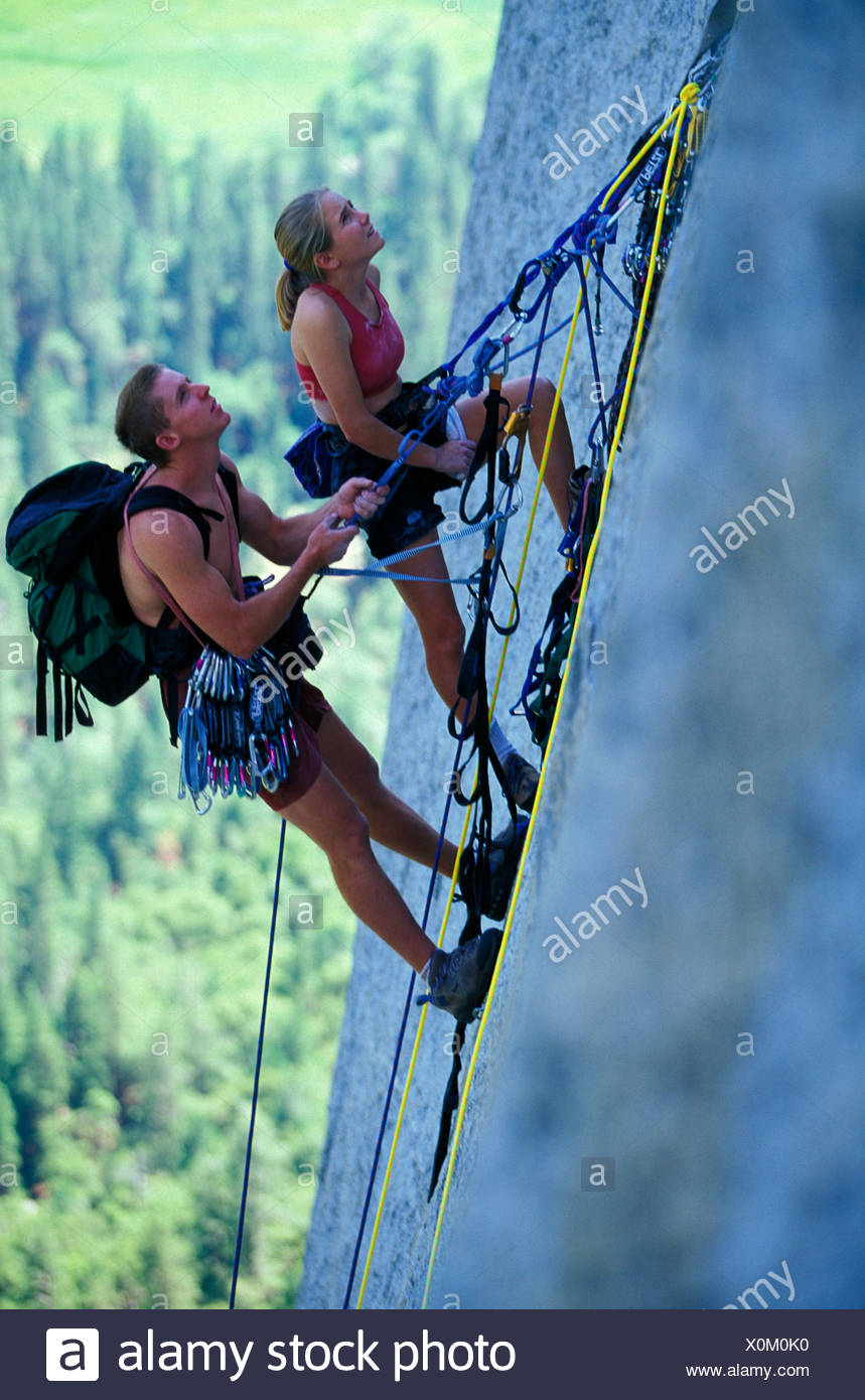 Hombre Y Mujer Escalada En Una Gran Pared Un Alto Angulo De