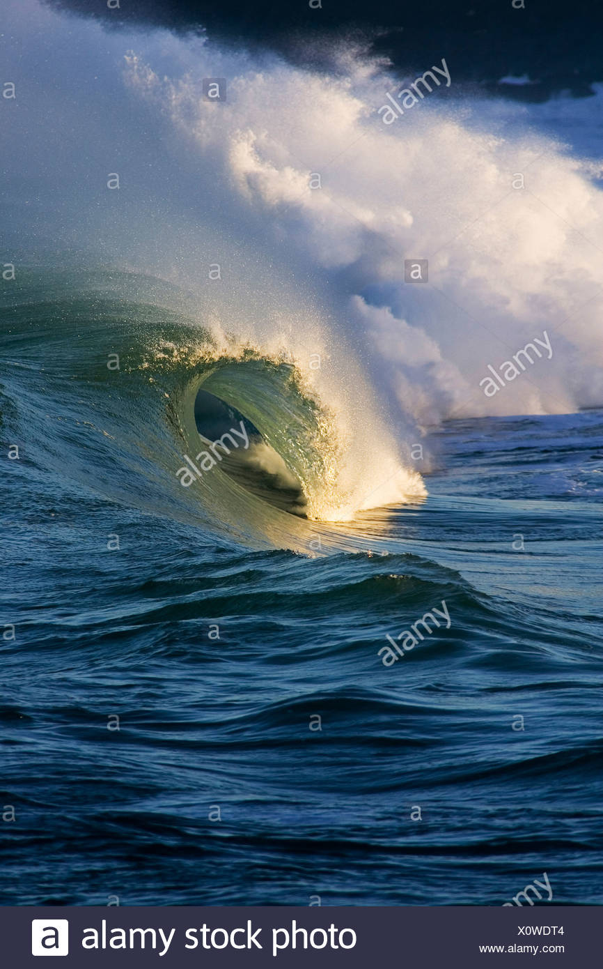 Imagen vertical de una ola de Waimea Bay Shore break en la isla de Oahu,  Hawaii Fotografía de stock - Alamy