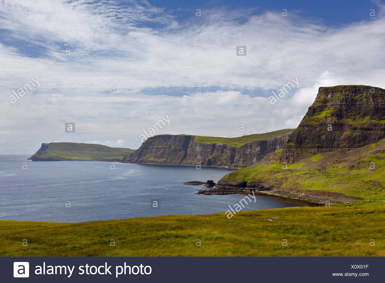 Acantilados, Bahía, Waterstein Head, Ilse de Skye, Highlands, Escocia Foto de stock