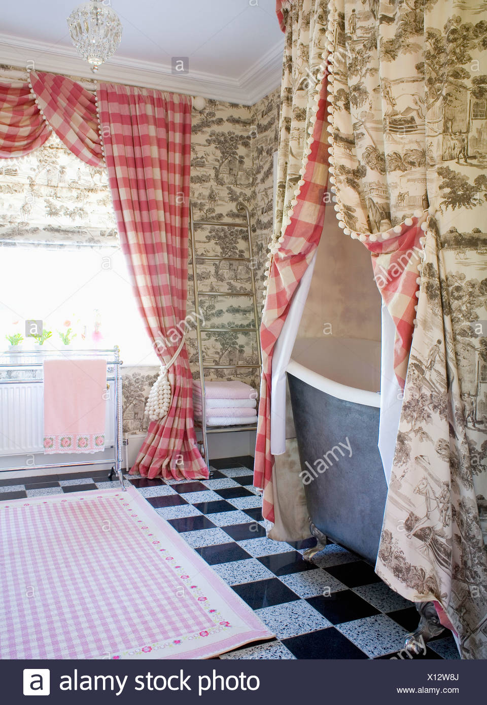 Gris Toile de Jouy cortinas sobre la bañera en el cuarto de baño con ... Gris Toile de Jouy cortinas sobre la bañera en el cuarto de baño con ...