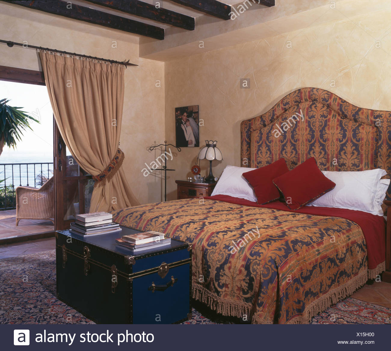 Get Toma de ropa de cama costera For iPhone