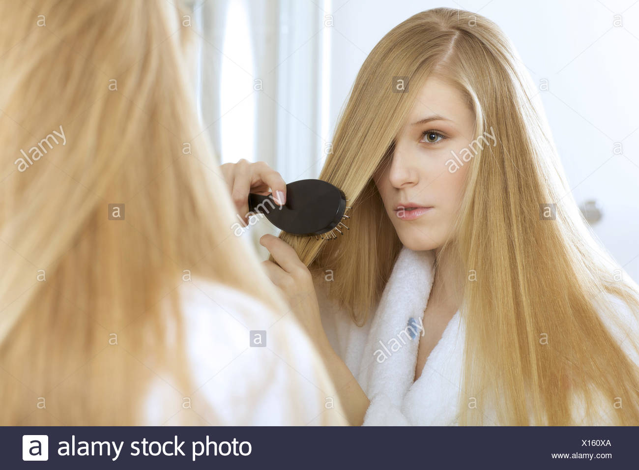 Peinarse El Cabello Fotos E Imagenes De Stock Alamy