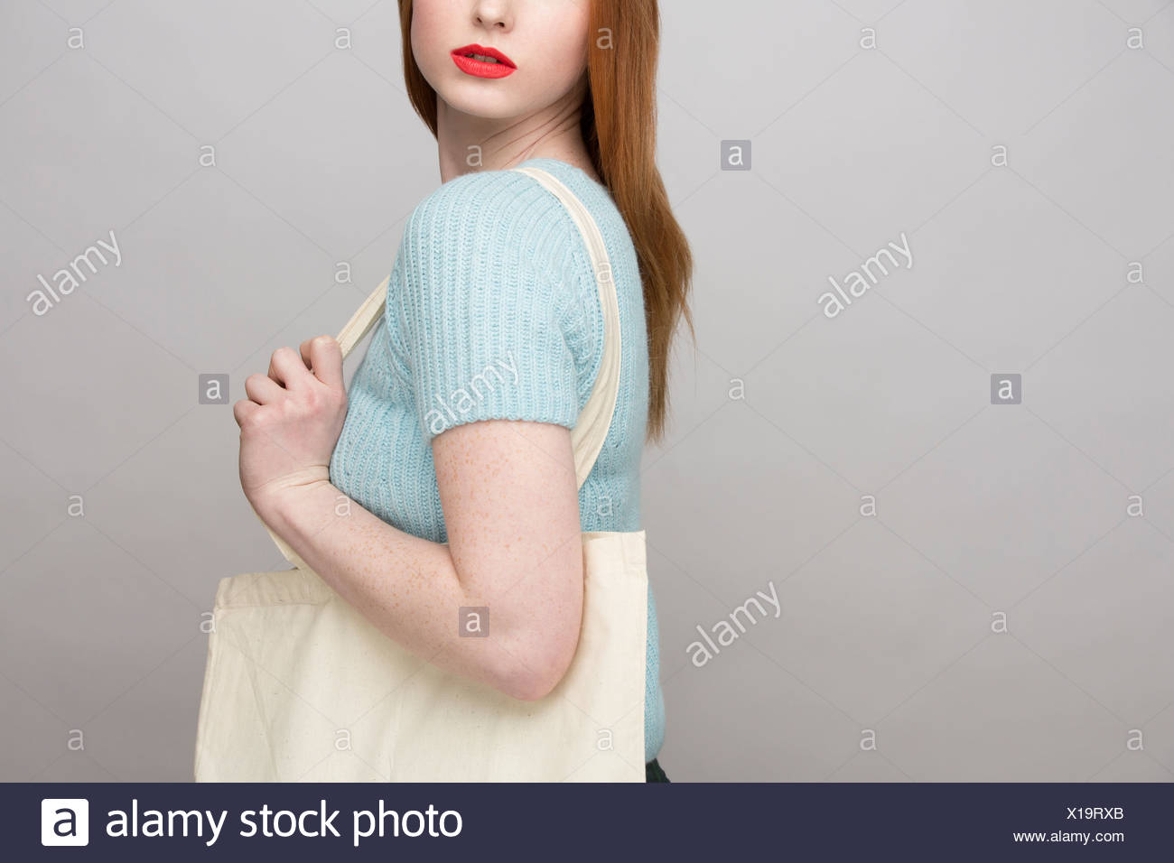 Imagen recortada de una joven llevar bolsa de compras Foto de stock