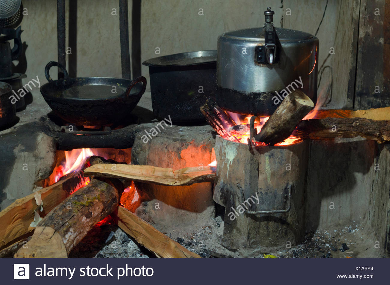 Ollas a fuego abierto en una típica cocina nepalí, Paiya, distrito ...