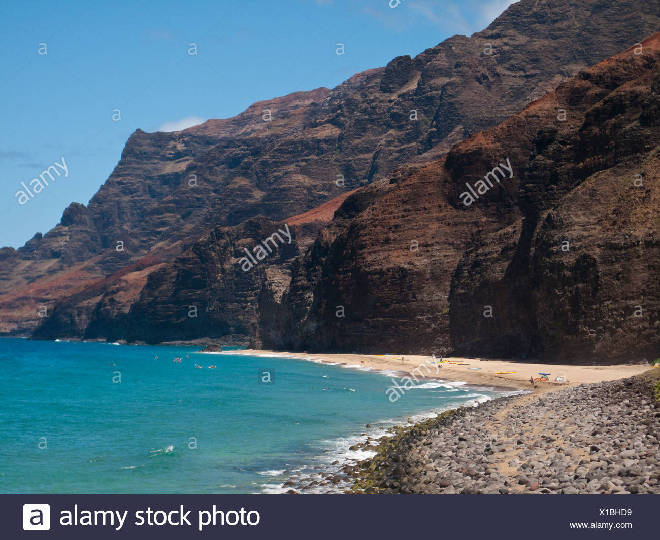 Kalaua playa en un día soleado, cerca de los acantilados de la costa de Na Pali, North Shore de Kauai Foto de stock