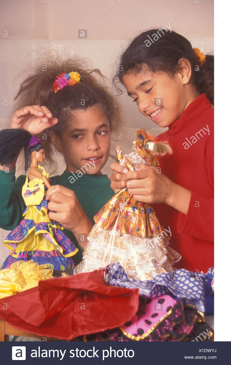 niñas jugando barbies