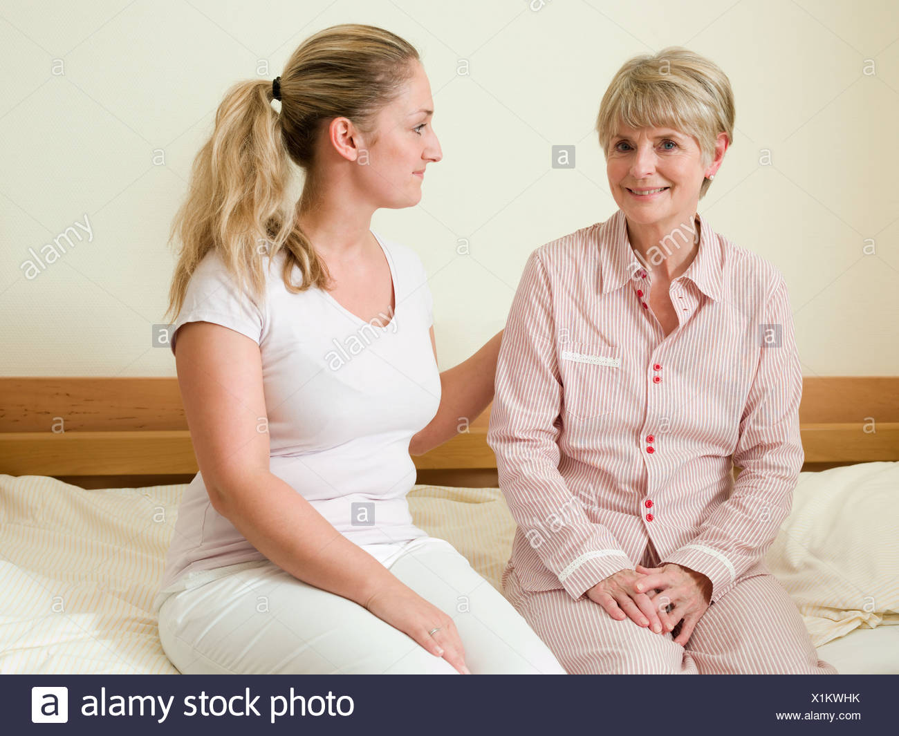 Hija de su madre consoladora Foto de stock