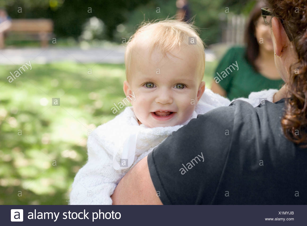 Una madre con su hija, sobre el hombro ver Foto de stock