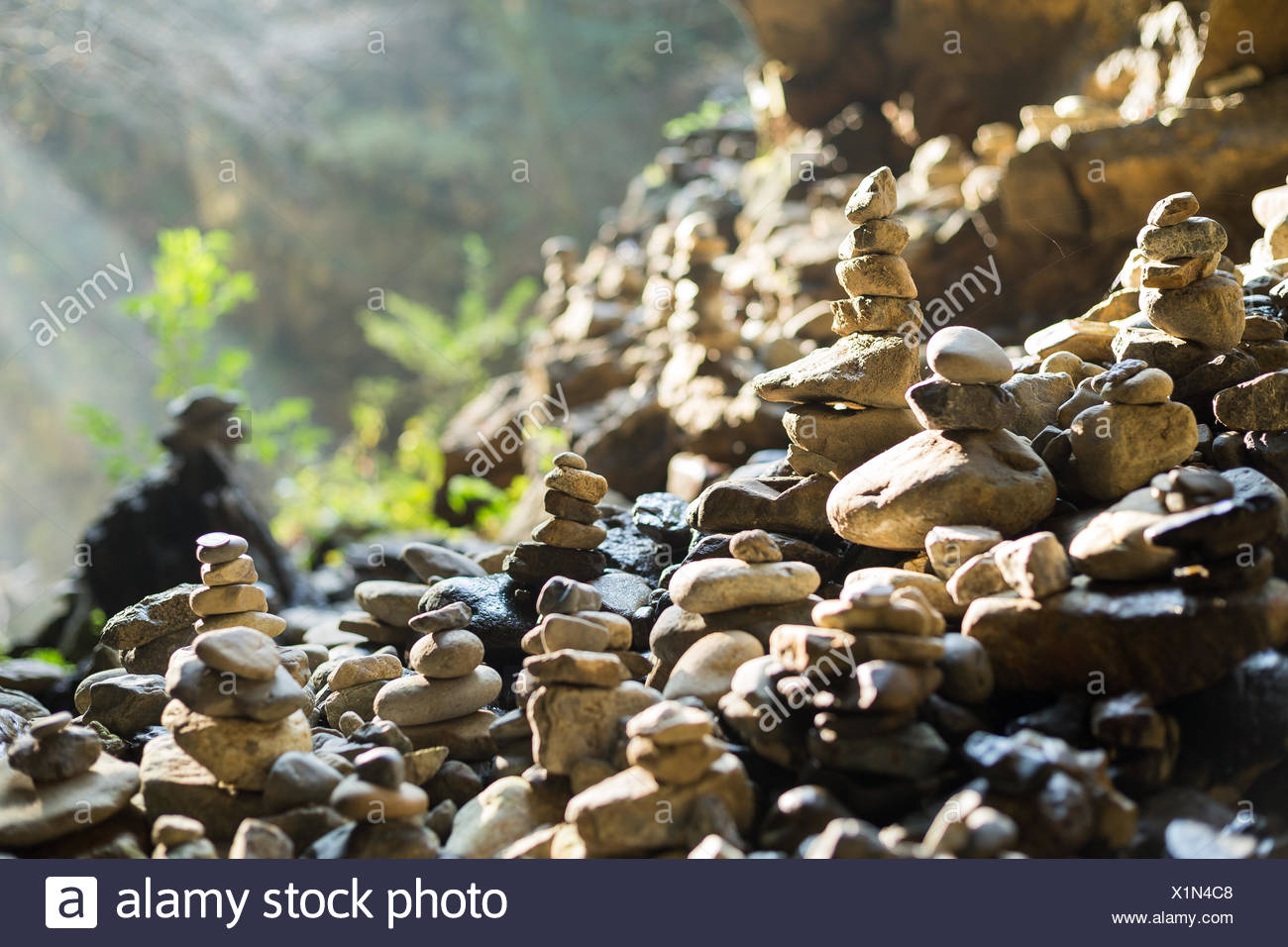 Pila de piedras en equilibrio en al aire libre Foto de stock