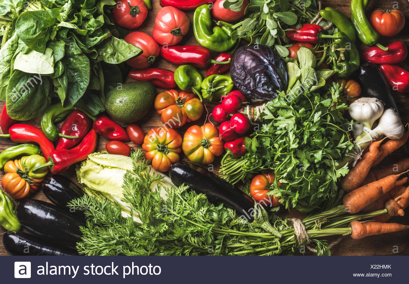Variedad de resh vegetal crudo ingredientes para cocinar o ensalada saludable haciendo, vista superior. Concepto de comida vegetariana o dieta, horizo Foto de stock