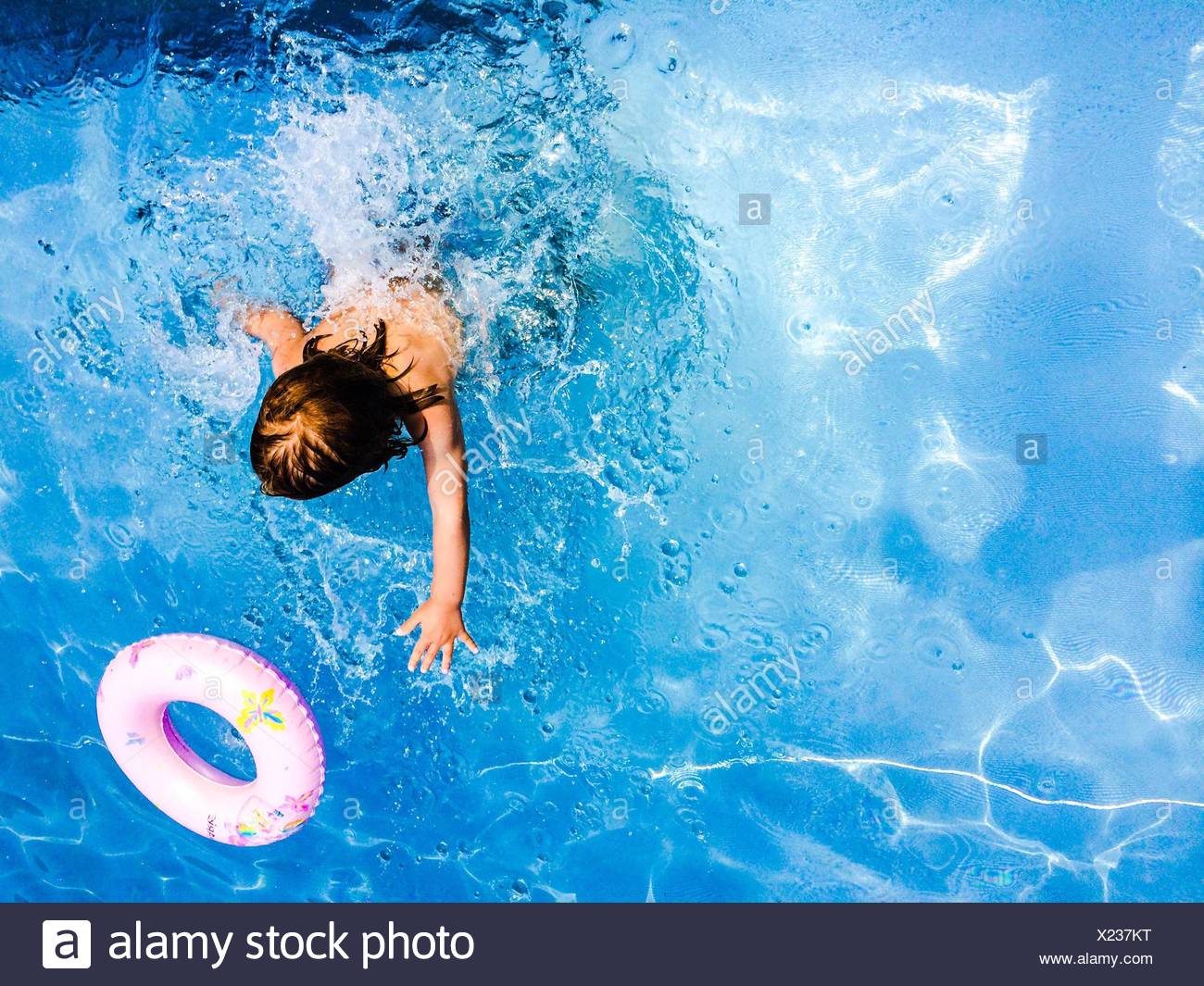 Persona nadar en una piscina Foto de stock