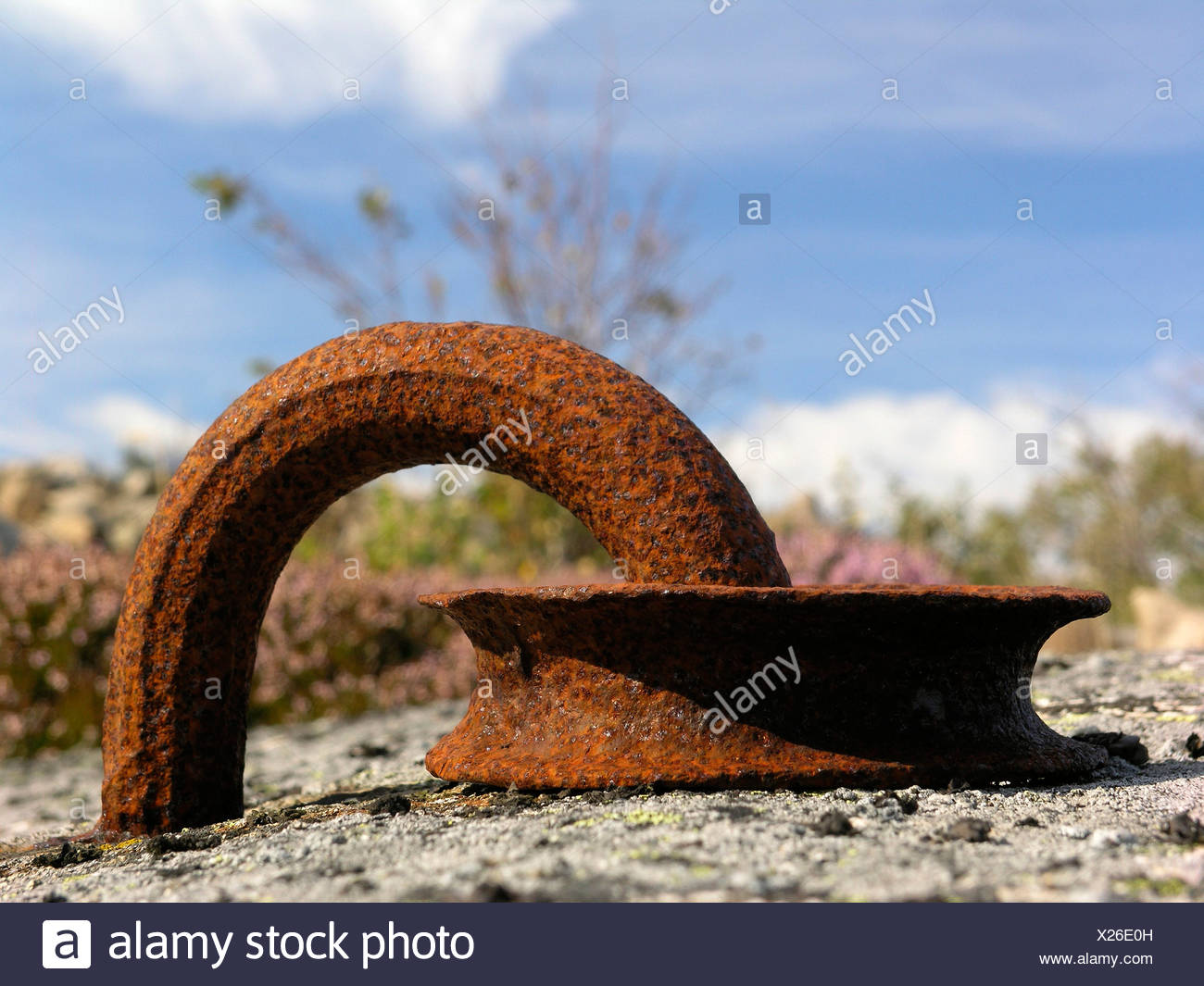 Suecia bolardo roto amarras rusty rust inútil pérdida desperdiciar la corrosión de mar de la costa de Escandinavia navegación Foto de stock