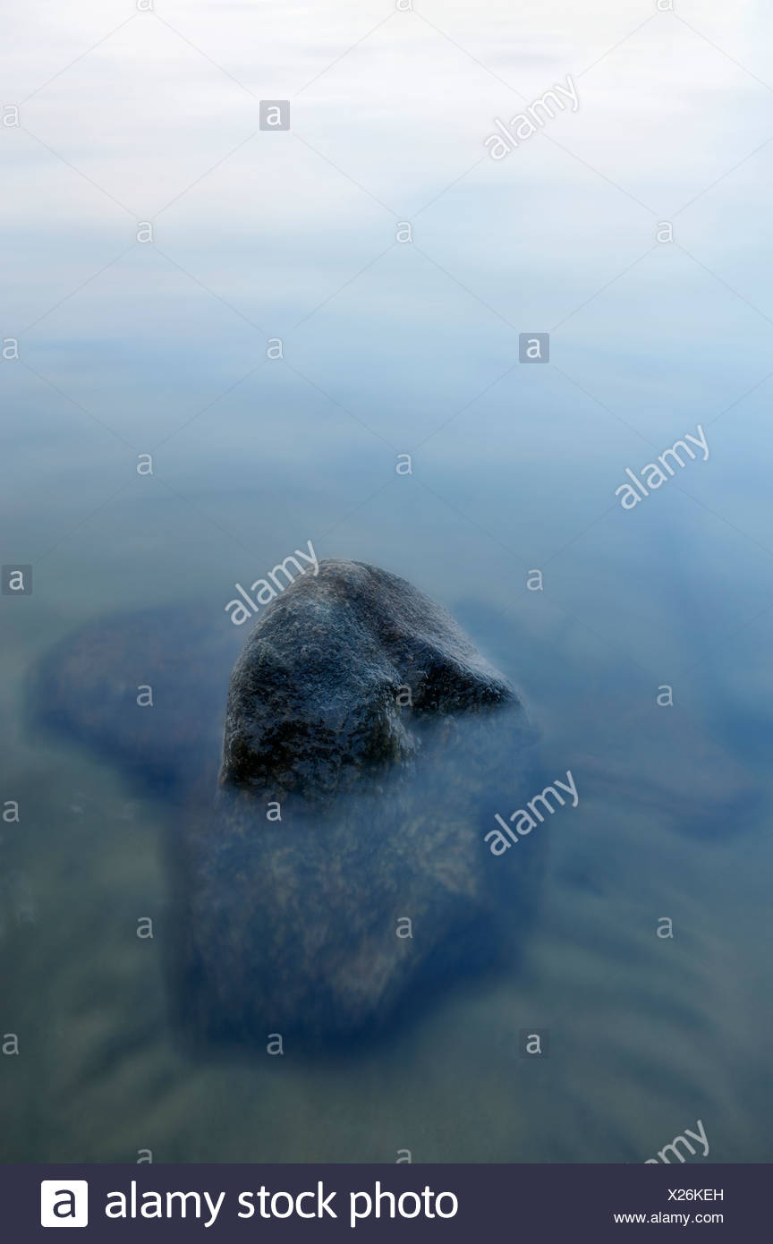 Escandinavia, Suecia, Vastergotland, Rock en el lago Foto de stock