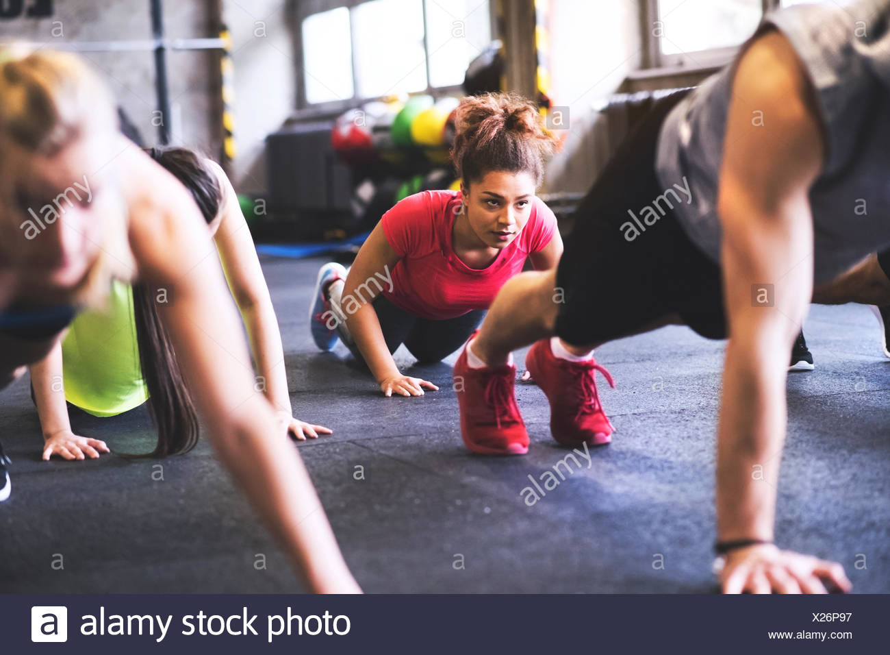 Grupo de jóvenes haciendo ejercicio en el gimnasio Foto de stock