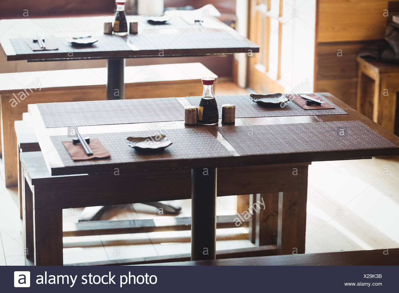 Bancos y mesas de comedor vacío Foto & Imagen De Stock: 276807759 ... Bancos y mesas de comedor vacío Foto & Imagen De Stock: 276807759 ...