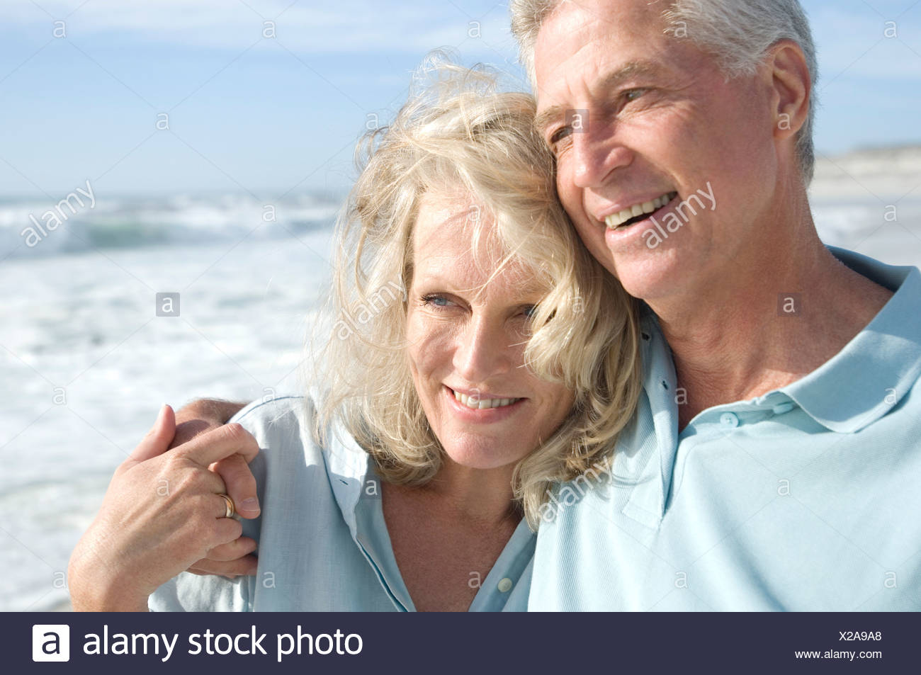 Retrato de smilin par en la playa Foto de stock