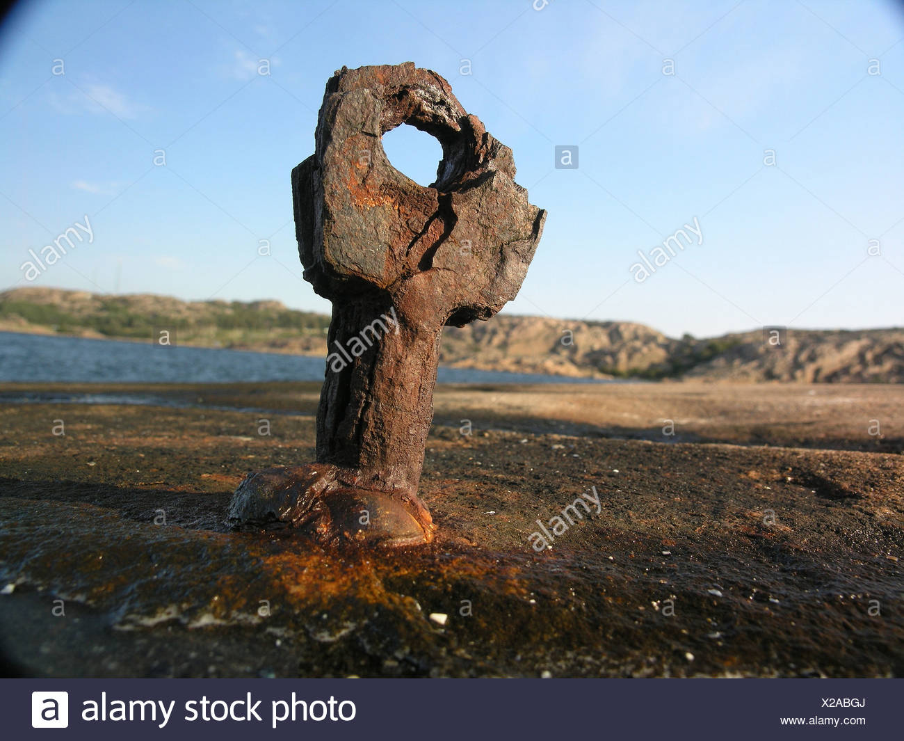 Suecia bolardo roto amarras rusty rust inútil pérdida desperdiciar la corrosión de mar de la costa de Escandinavia navegación Foto de stock