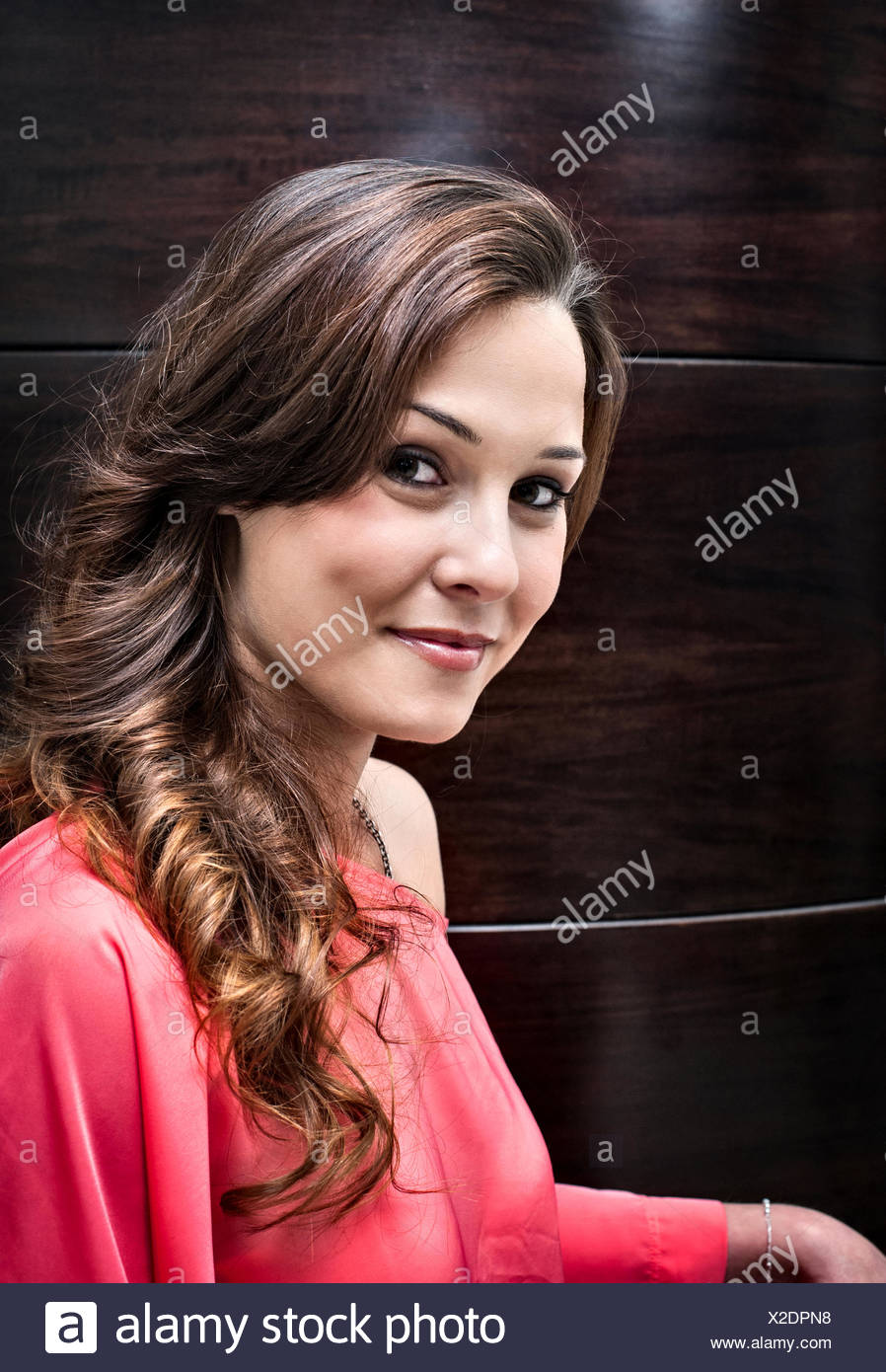 Retrato de mujer joven en peluquería con largo cabello morena ringletted Foto de stock
