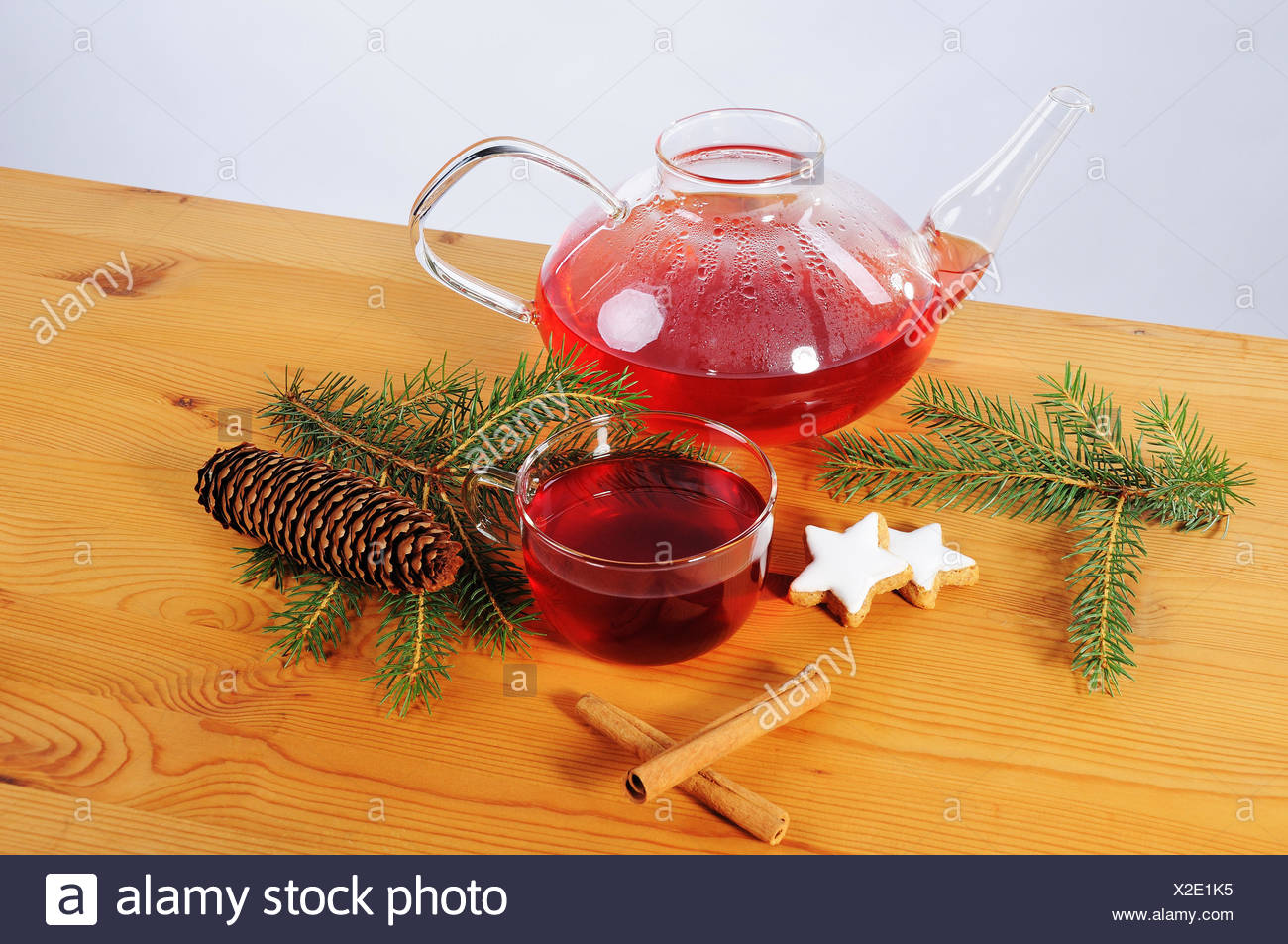 Tee Tasse, Teekanne und Dekoration auf Holztisch Adviento Foto de stock