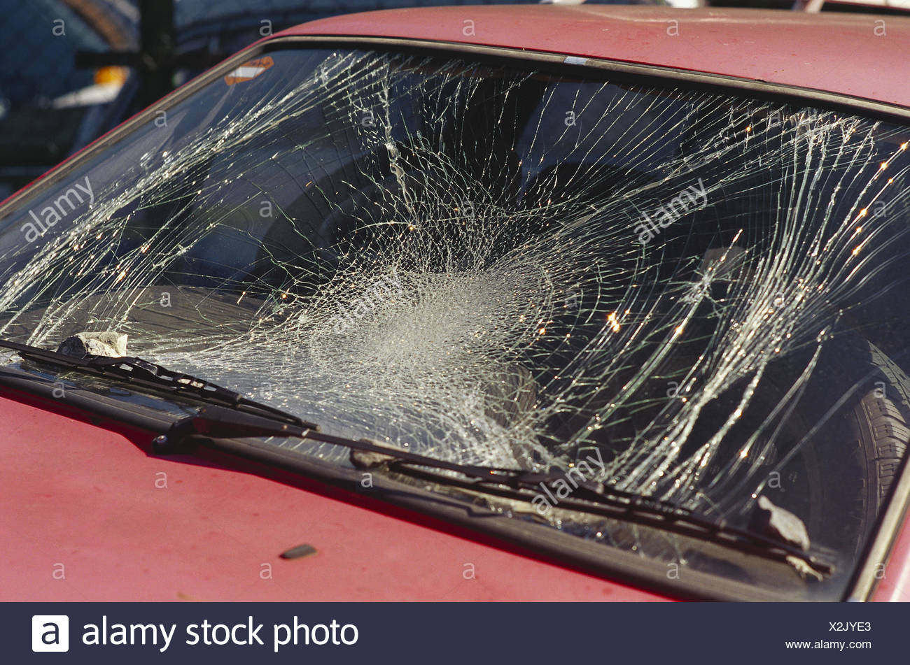 Coche Detalle Parabrisas Rotos Aplastados La Piedra El Vehiculo Automovil De Pasajeros Parabrisas Autoslice Slice Destruye Salto Grietas Inastillable Cristal Accidente Desprendimientos Vandalismo Nadie Media De Cerca Fuera Fotografia