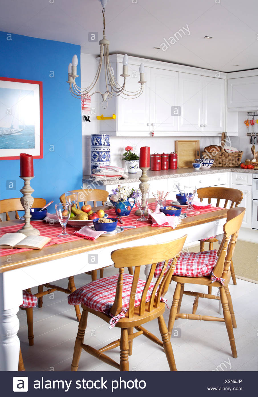 Comprobar rojo cojines sillas de madera pintadas en azul en Comprobar rojo cojines sillas de madera pintadas en azul en