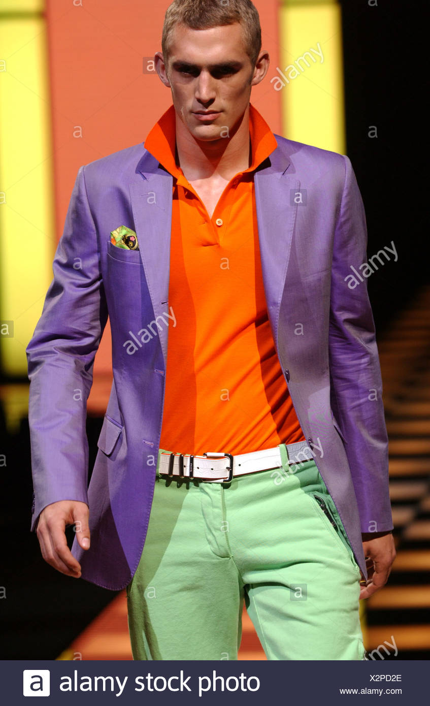 Listo Para Ponerse Ropa De Hombre De Versace Primavera Verano Modelo Corto Pelo Castano Vistiendo Camisa Polo Naranja Violeta Verde Y Pantalones Vaqueros Chaqueta Fotografia De Stock Alamy