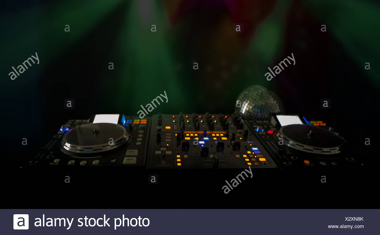 Luces DJ deck de música por la noche Foto de stock