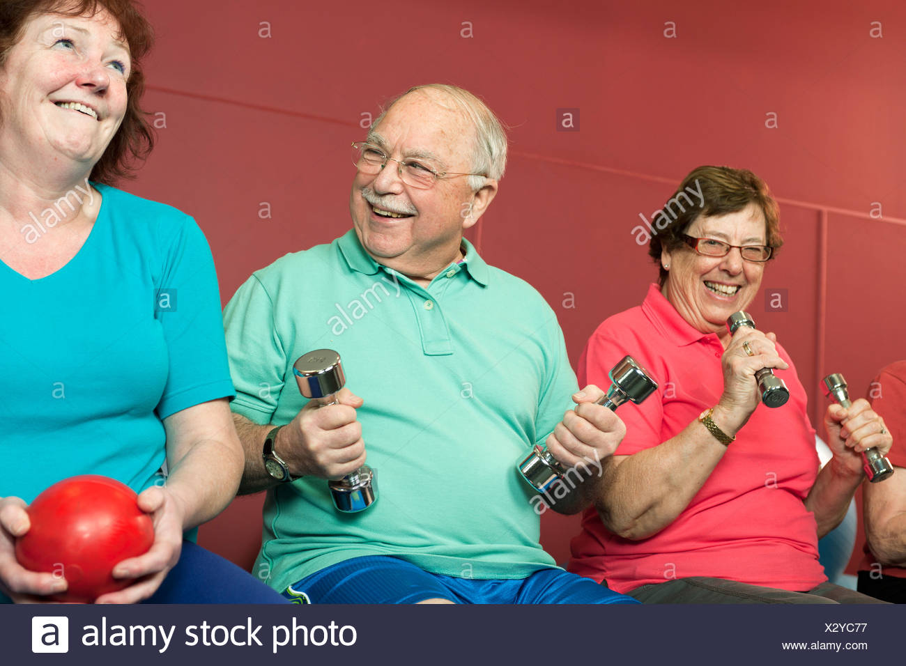 Las personas de edad, el levantamiento de pesas en el gimnasio Foto de stock