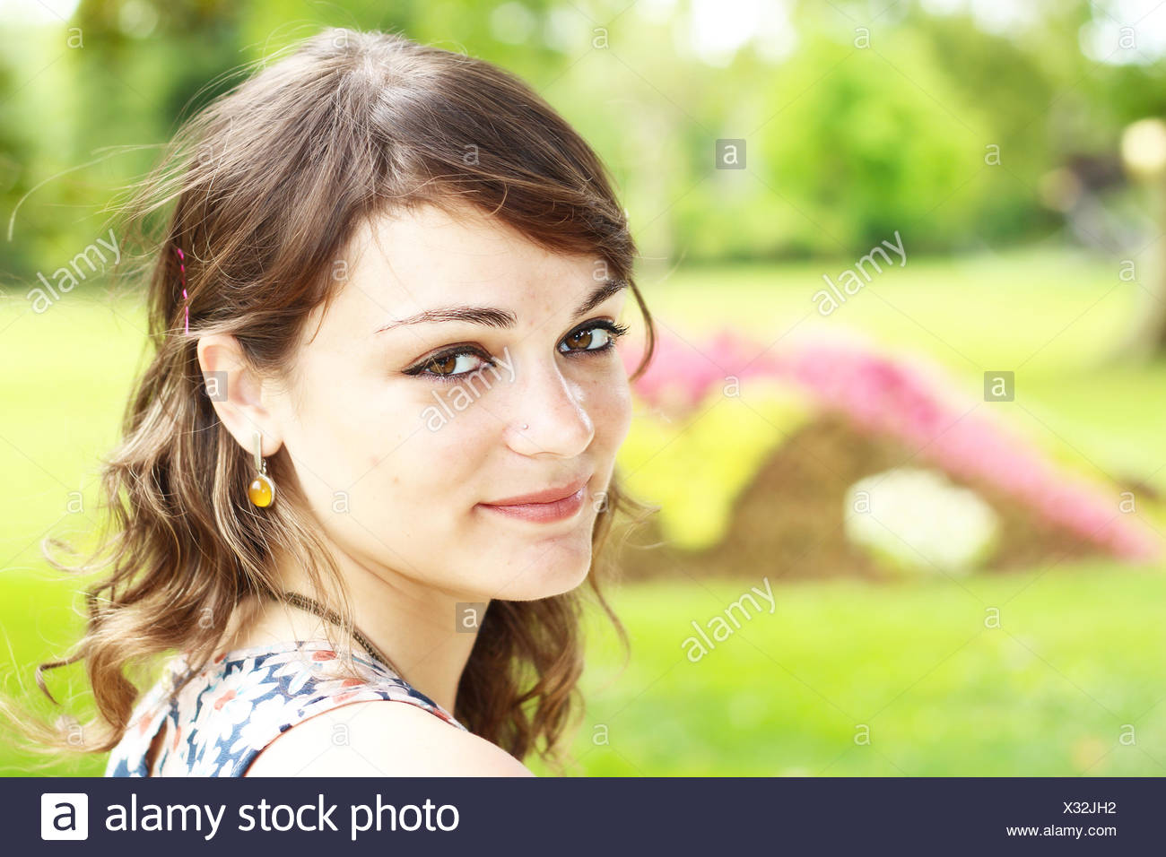Retrato de una mujer sonriente Foto de stock