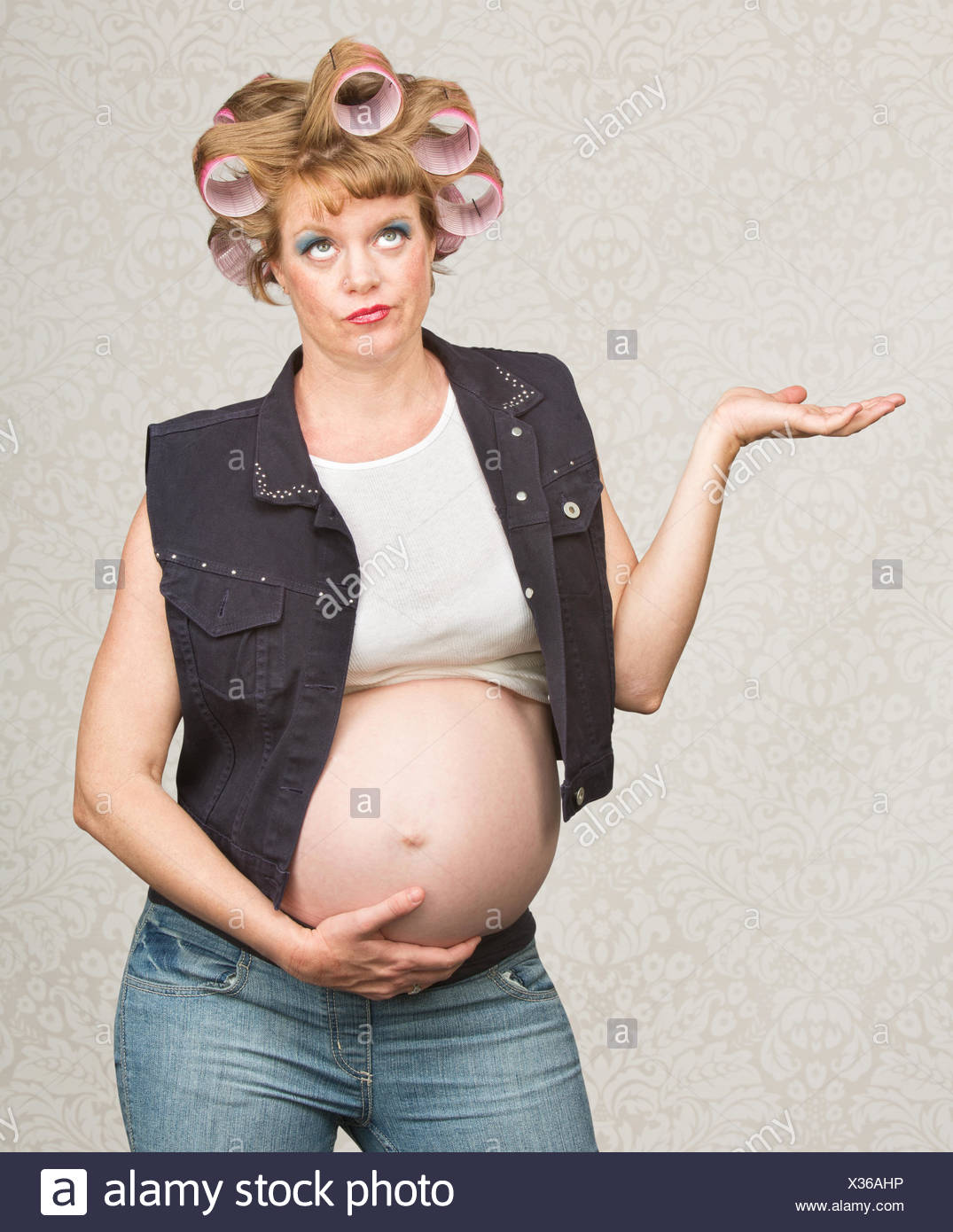 mujeres solteras las manos arriba