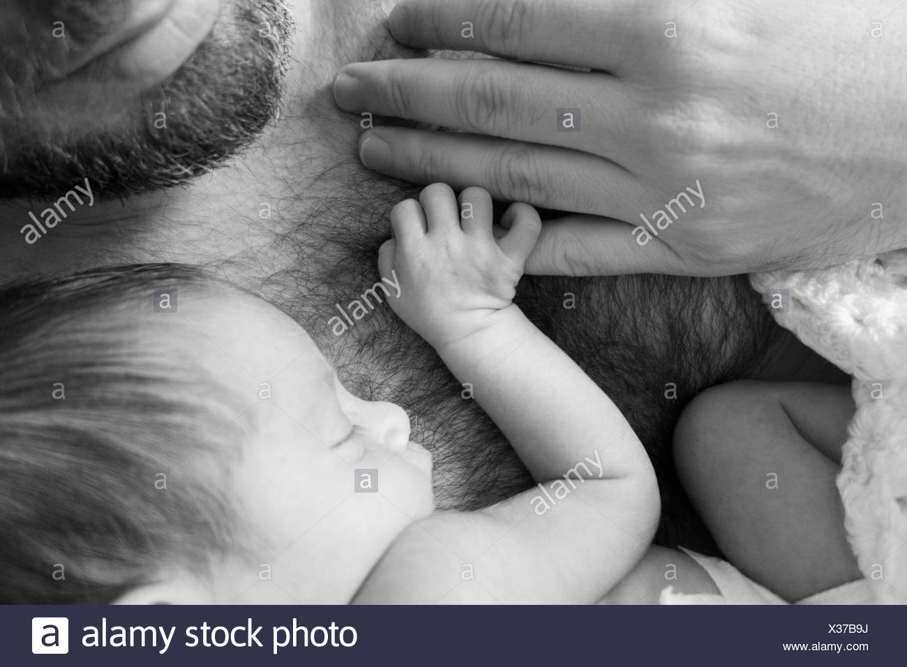 El Padre Mantiene Su Hija Recien Nacida Fotografia De Stock Alamy