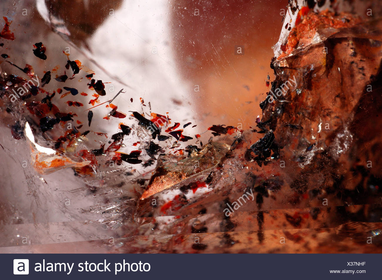 El cristal de roca con inclusiones de haematite Foto de stock