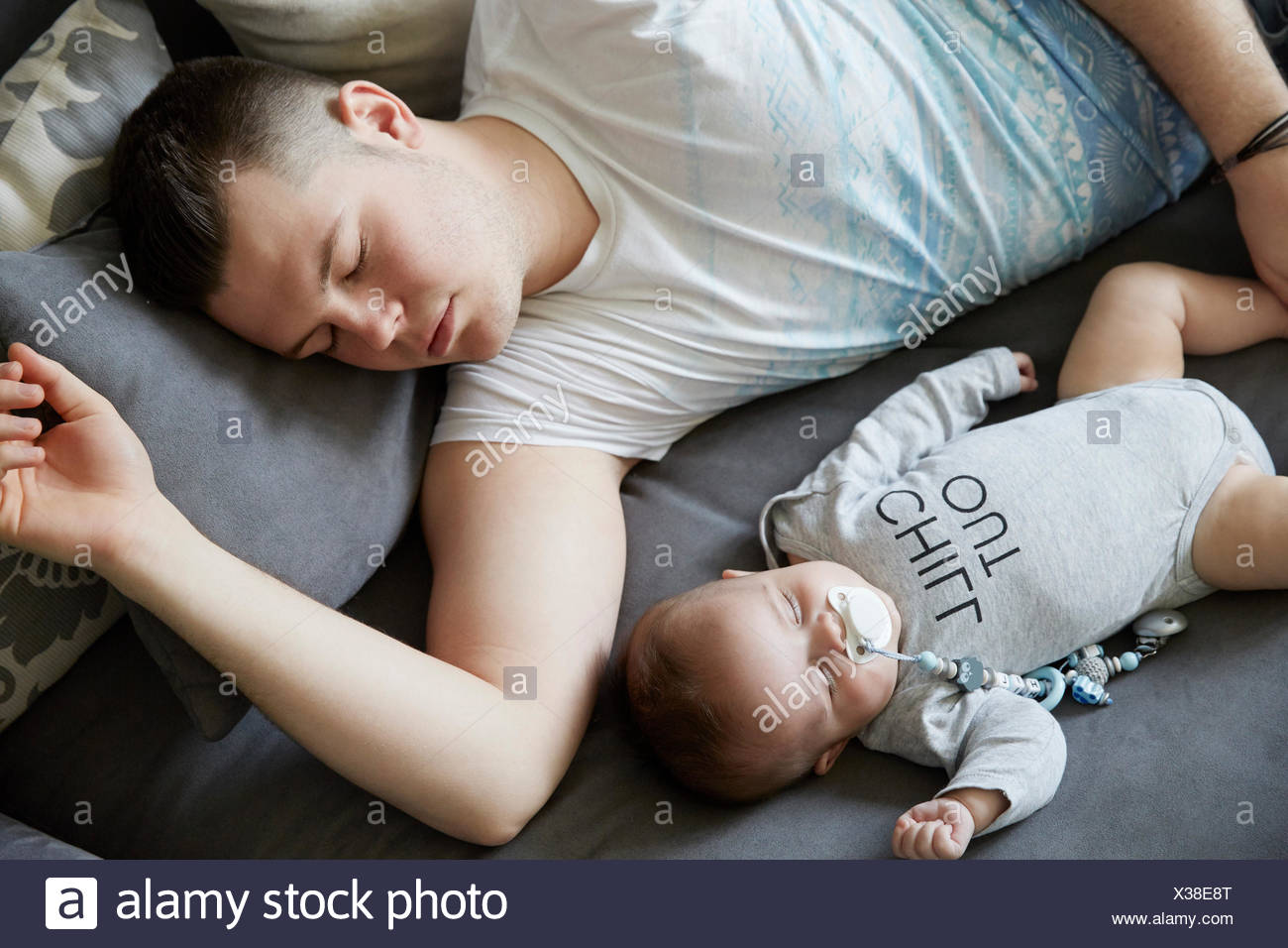 Padre Joven Y Bebe Durmiendo En El Sofa Fotografia De Stock Alamy Padre Joven Y Bebe Durmiendo En El Sofa Fotografia De Stock Alamy