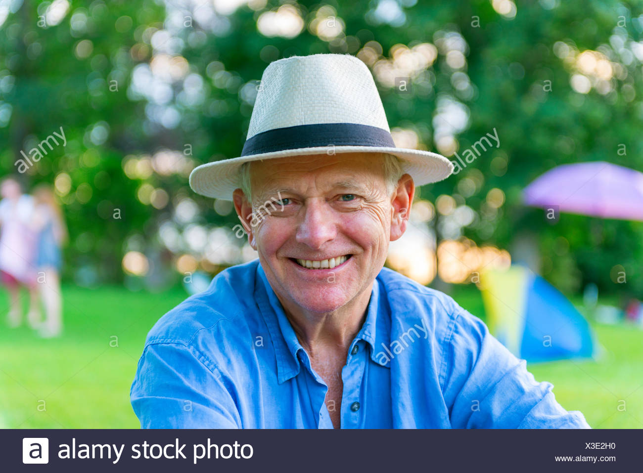 Anciano con sombrero sonriente, Baviera, Alemania Foto de stock
