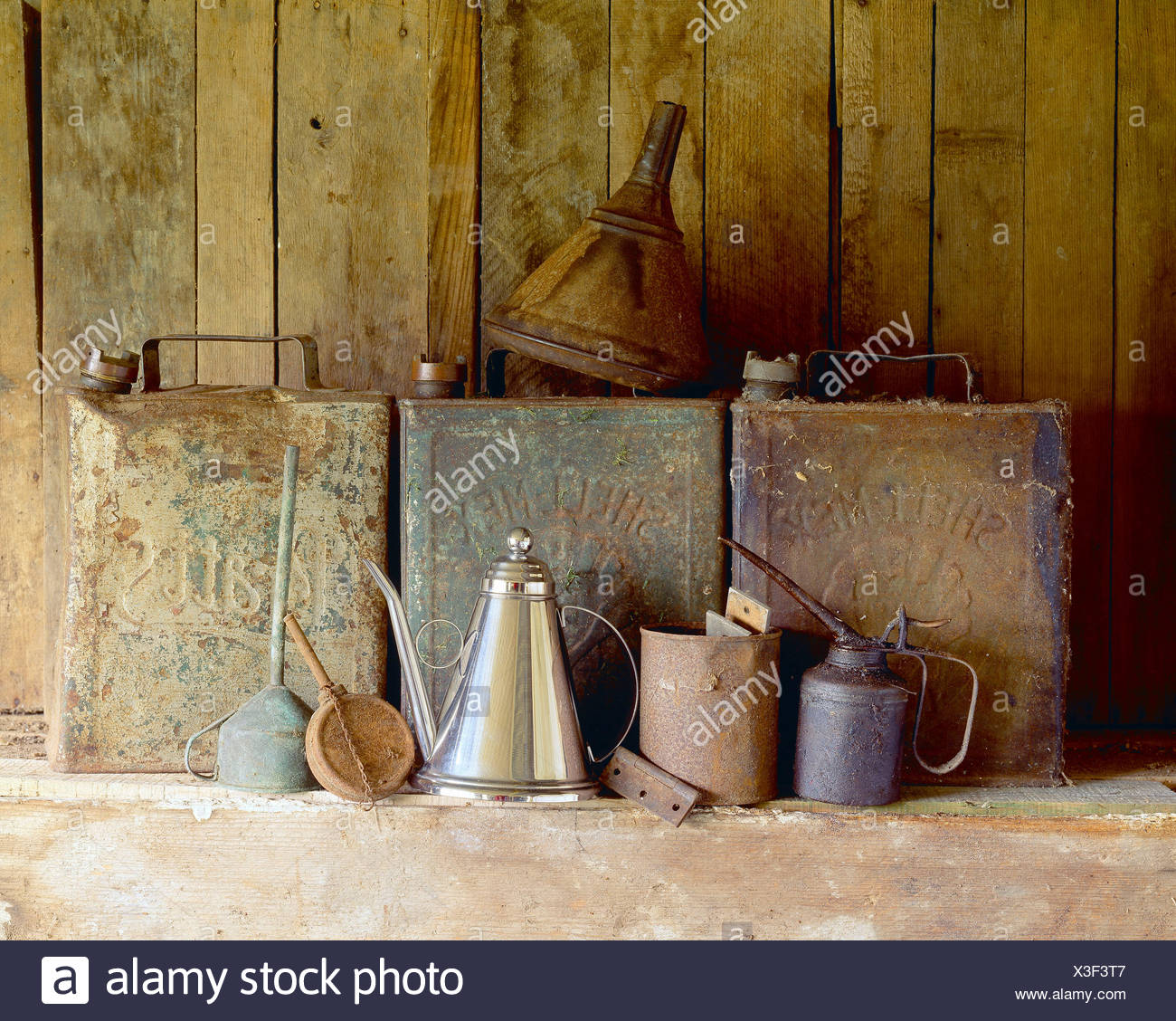Still life. Las latas de gasolina y de aceite antiguo garaje en estantería. Foto de stock